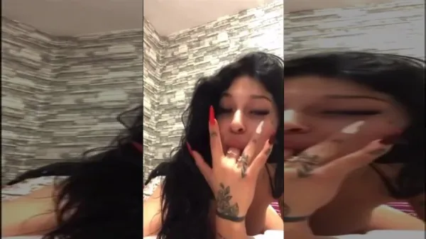 Rudareasa romanca pornistta care isi baga degetele in pizda si se masturbeaza pe manele