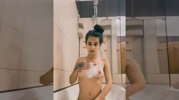 Romanca perversa in cada cu spuma pe corp face degetica
