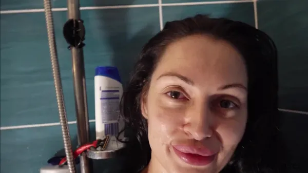 Rosalina love bruneta cu buze mari suge pula in dus xxx
