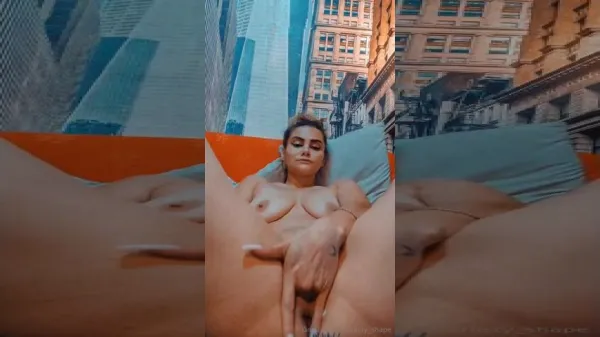 Romanca cu unghi mari excitata isi face degetica adanc la pizda