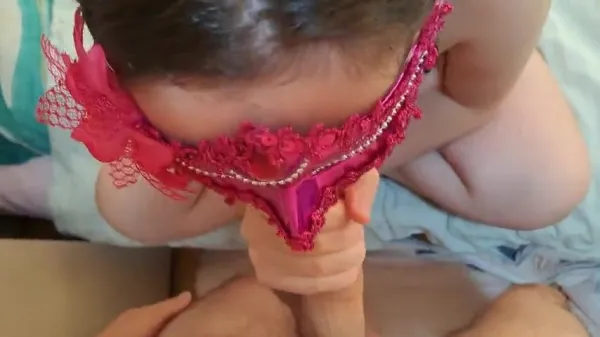 Bruneta matura cu masca pe fata suge sotul de pula xxl