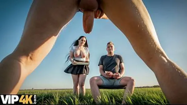 O tipa cu tate mari si-a pierdut virginitatea anala pentru bani