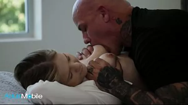 Tatal vitreg nu poate rezista fiicei sale vitrege mici si ii da o pula mare filme porno