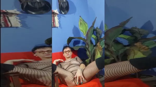 Baba grasa romanca trecuta de 60 ani se masturbeaza