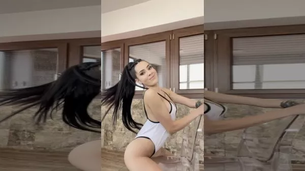 Ema frizerita show xxx cand se dezbraca pe tik tok